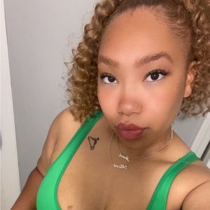 Meet your Posher, Moni